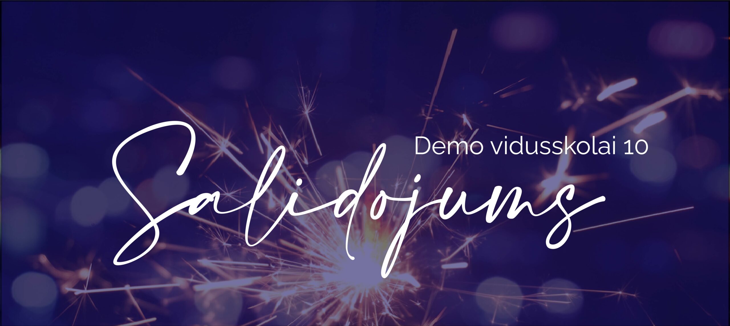 Salidojuma vizuālis. Tajā rakstīts “Salidojums” Demo vidusskolai 10. Fonā tumšinātas brīnumsvecītes.